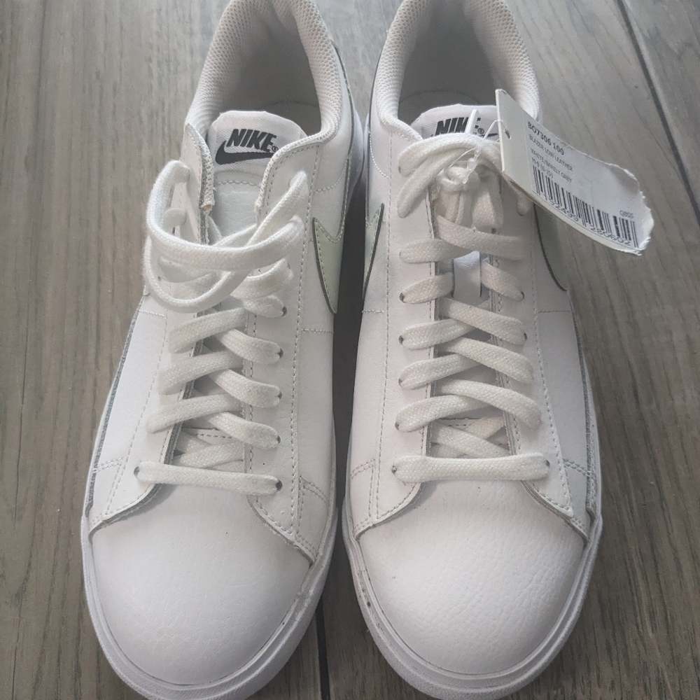 Nike shoes size 9 men blazer low leather